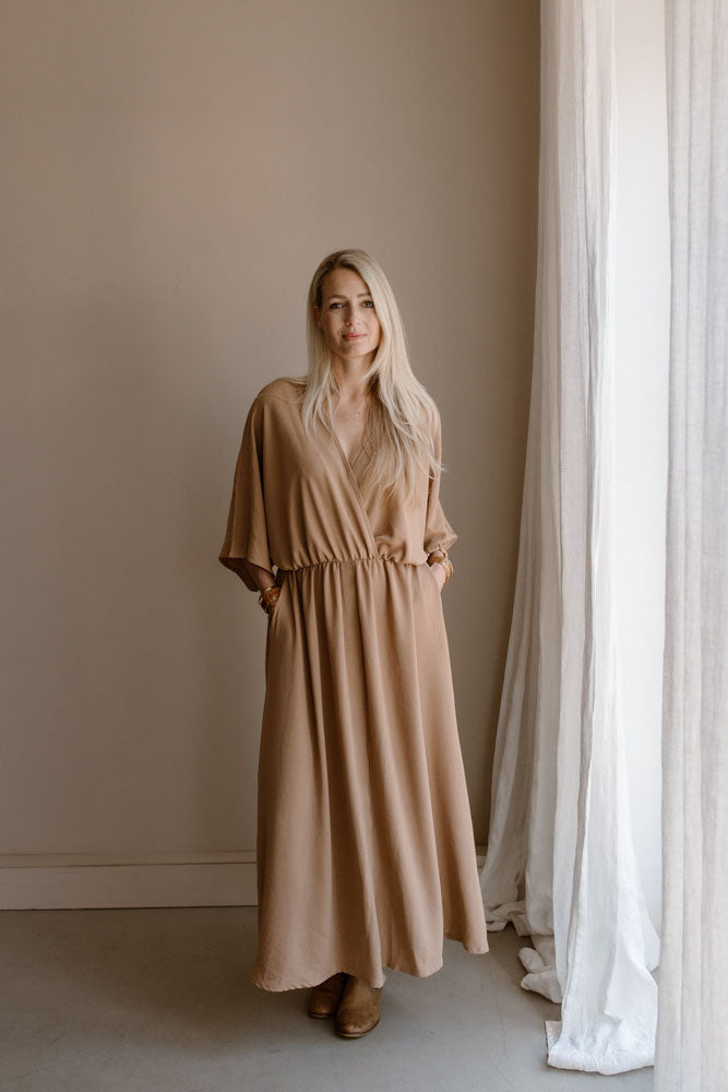 Dress puck light camel