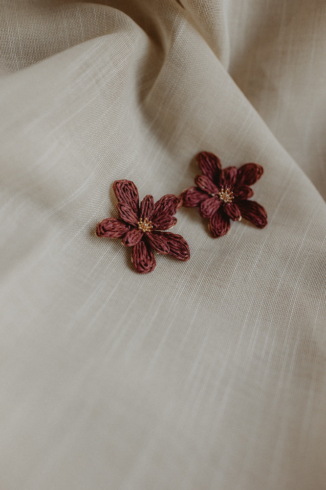 Oorbel bloem bordeaux
