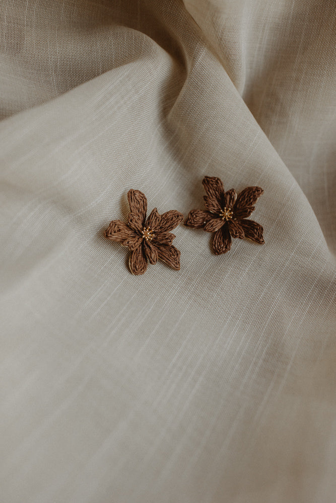 Earring flower brown