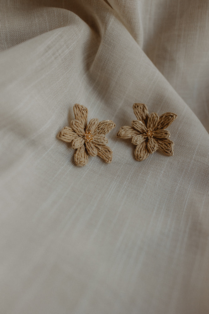 Oorbel bloem taupe