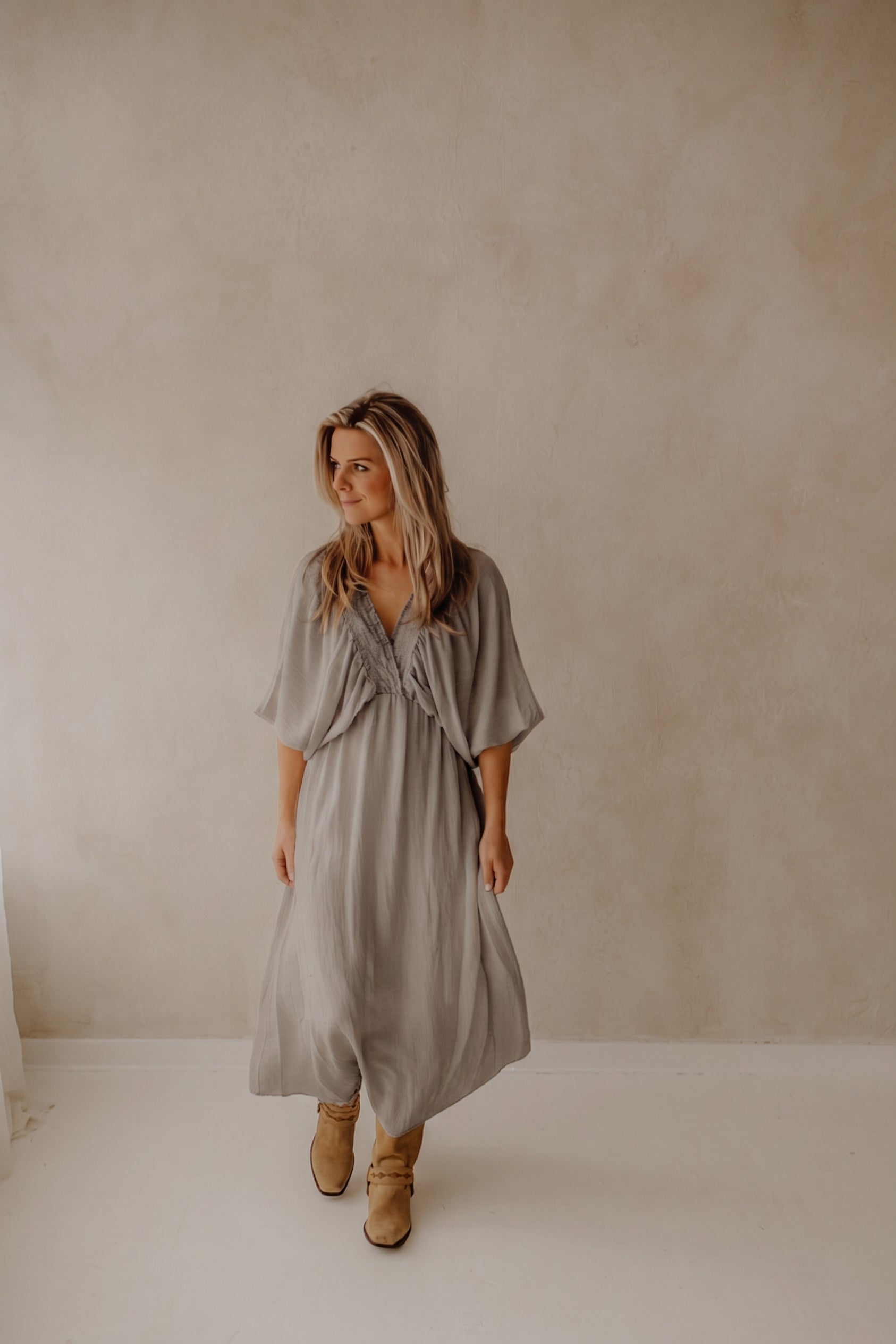 Robe modèle Liv taupe