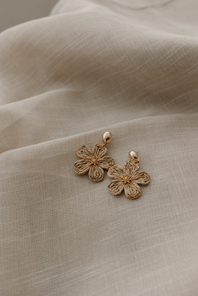 Flower earring taupe
