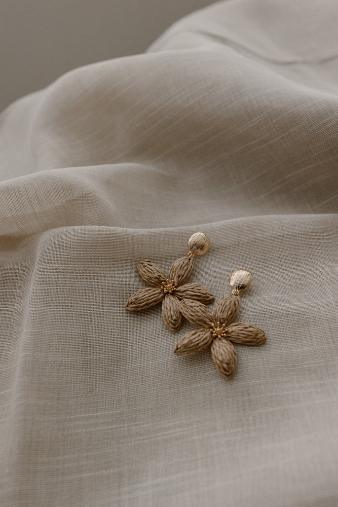 Flower earring taupe